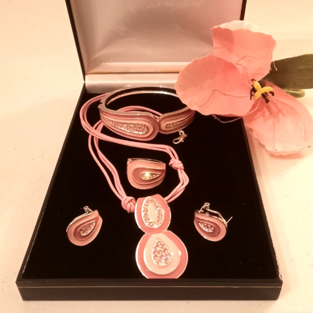 🎁 FREE GIFT INCLUDED 🎁 NWT NEW 5 Pieces Fashion Jewelry Crystal Set Women